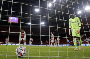 El guardameta 'ajacied' André Onana tras recibir el gol en propia puerta de su compañero de equipo Nicolás Tagliafico.