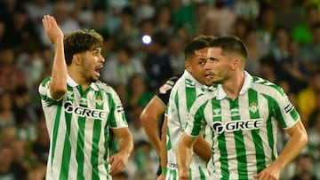SEVILLA, 13/09/2024.- Los jugadores del Real Betis celebran el gol marcado por Ez Abde (i) durante el encuentro de la quinta jornada de LaLiga EA Sports que Real Betis y CD Leganés disputan este viernes en el estadio Benito Villamarín de Sevilla. EFE/ Raúl Caro