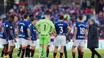 10/12/23 PARTIDO PRIMERA DIVISION 
GRANADA - ATHLETIC DE BILBAO 
En la imagen jugadores del Athletic atienden a Ernesto Valverde (Athletic Club) durante el paro GRUPO 