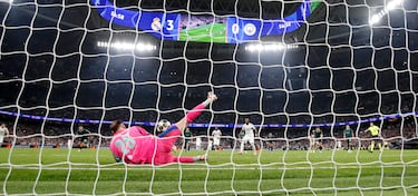 Vinicius desde los once metros, realiza un salto, golpea con la derecha y Gianluigi Donnaruma adivina el lanzamiento.