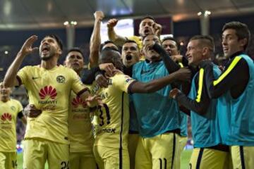 Carlos Dawin Quintero celebra su gol de América.