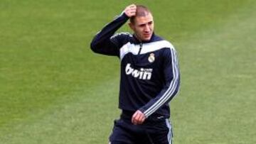 <b>DE BAJA. </b>Ayer escuchó la charla técnica y luego se retiró al gimnasio para seguir su tratamiento.