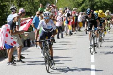 TDF137. Alpe D Huez (France), 25/07/2015.- Movistar team rider Alexander Nairo Quintana of Colombia breaks away in the climb to Alpe d'Huez during the 20th stage of the 102nd edition of the Tour de France 2015 cycling race over 110.5 km between Modane Valfrejus and Alpe d'Huez, France, 25 July 2015. (Ciclismo, Francia) EFE/EPA/KIM LUDBROOK