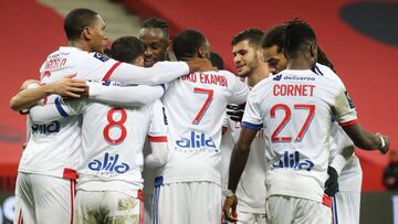 Lyon&#039;s French midfielder Houssem Aouar celebrates with teammates after scoring a goal during the French L1 football match between OGC Nice and Olympique Lyonnais at the Allianz Riviera stadium in Nice, on December 19, 2020. (Photo by Valery HACHE / A