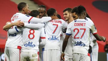 Lyon&#039;s French midfielder Houssem Aouar celebrates with teammates after scoring a goal during the French L1 football match between OGC Nice and Olympique Lyonnais at the Allianz Riviera stadium in Nice, on December 19, 2020. (Photo by Valery HACHE / A