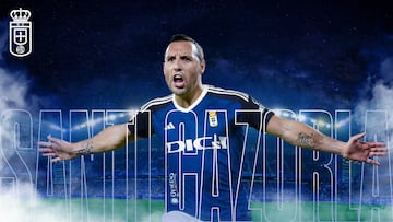 Santi Cazorla, en el cartel de presentación con el Oviedo.