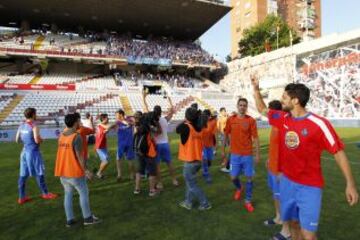 Rayo Vallecano - Getafe. El Getafe celebra la permanencia en Primera División con sus aficionados.