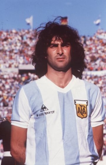 Mario Kempes jugó 43 veces con Argentina marcando 20 goles. Fue elegido en 2006 como el sexto mejor jugador argentino del siglo XX por la IFFHS (Federación Internacional de Historia y Estadística de Fútbol). También forma parte del FIFA 100. 
