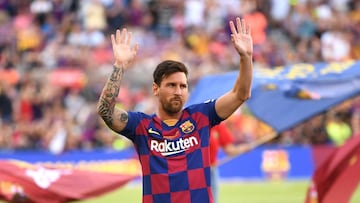BARCELONA, SPAIN - AUGUST 04: Lionel Messi of FC Barcelona waves to the crowd prior to the Joan Gamper trophy friendly match at Nou Camp on August 04, 2019 in Barcelona, Spain. (Photo by David Ramos/Getty Images)