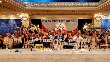 Los peñistas de Veteranos de Albal posan al término de la cena.