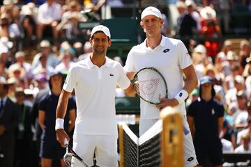 El serbio Novak Djokovic y el sudafricano Kevin Anderson posan para los fotógrafos en la cancha central antes de la final.