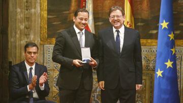 09/10/18 VALENCIA CF
 DIA DE LA COMUNIDAD VALENCIANA PREMIO AL CLUB JAUME I
 ANIL MURTHY PRESIDENTE VALENCIA CF
 XIMO PUIG PRESIDENTE COMUNIDAD VALENCIANA
 PRESIDENT GENERALITAT VALENCIA
 PEDRO SANCHEZ PRESIDENTE DEL GOBIERNO DE ESPA&Ntilde;A
 
 FIRMA LAZ