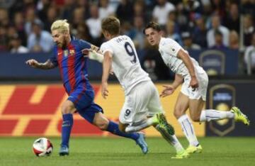Leo Messi con el balón.