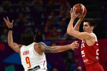 Ricky Rubio defendiendo al base turco Kenan Sipahi