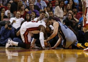  LeBron James y Marc Gasol pelean por el balón.