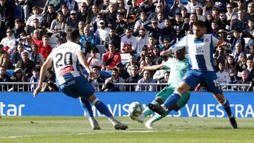 La defensa del Espanyol ante el Real Madrid.