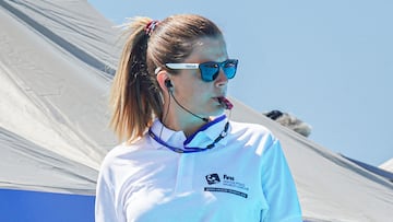 Marta Cabanas, arbitrando un partido de waterpolo.