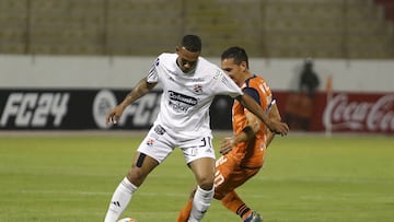 Independiente Medellin's midfielder Diego Moreno (L) and Cesar Vallejo's Ecuadorean midfielder Jairo Velez fight for the ball during the Copa Sudamericana group stage second leg football match between Peru's Cesar Vallejo and Colombia's Independiente Medellin at Mansiche stadium in Trujillo, Peru, on May 7, 2024. (Photo by Celso Roldan / AFP)