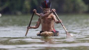 Dos miembros de la tribu de Terena en la competición de canoa. 