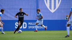 Carlitos gu&iacute;a el bal&oacute;n, rodeado de contrarios, durante el Atl&eacute;tico Baleares-UD Sanse (0-1), que finaliz&oacute; con triunfo sansero. 