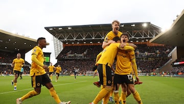 Soccer Football - Premier League - Wolverhampton Wanderers v Chelsea - Molineux Stadium, Wolverhampton, Britain - December 24, 2023 Wolverhampton Wanderers' Matt Doherty celebrates scoring their second goal with Hugo Bueno, Joao Gomes and teammates REUTERS/Carl Recine NO USE WITH UNAUTHORIZED AUDIO, VIDEO, DATA, FIXTURE LISTS, CLUB/LEAGUE LOGOS OR 'LIVE' SERVICES. ONLINE IN-MATCH USE LIMITED TO 45 IMAGES, NO VIDEO EMULATION. NO USE IN BETTING, GAMES OR SINGLE CLUB/LEAGUE/PLAYER PUBLICATIONS.