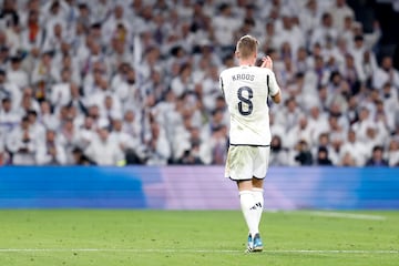 Kroos aplaude al Bernabéu, durante el partido contra el Villarreal.