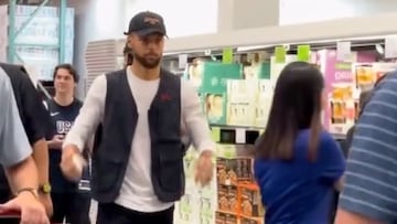 Stephen Curry es captado de esta forma en un supermercado