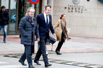 Blanca Suelves y Joaquín Güell saliendo de la capilla ardiente de Fernando Gómez-Acebo, en el Tanatorio Parcesa La Paz.