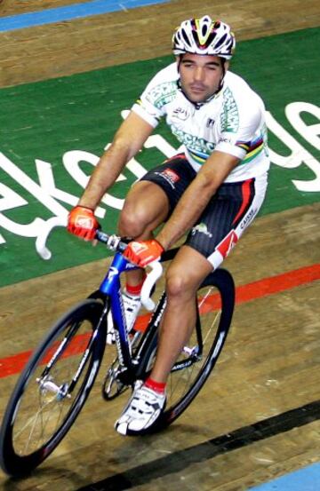 Isaac Gálvez falleció en noviembre de 2006 en el velódromo Kuipke de Gante, durante la disputa de la prueba de Madison en la prueba de los Seis Días de Gante. Se vio involucrado en una caída tras chocar con el ciclista belga Dimitri de Fauw. A consecuencia cayó contra la valla exterior del anillo, lo que le provocó la fractura de varias costillas que afectaron al corazón y a los pulmones. 
Las victorias más importantes las consiguió en la pista, donde fue campeón del mundo en especialidad de madison, siempre haciendo pareja con Joan Llaneras.