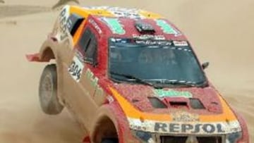 <b>AL MENOS ACABÓ.</b> El piloto español prácticamente se despide así del triunfo en esta edición del Dakar.