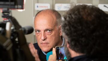 VIGO (PONTEVEDRA), 14/04/2023 .- El presidente de LaLiga, Javier Tebas, atiende a la prensa durante la presentación de La Liga Genuine, este viernes en Vigo. EFE / Salvador Sas