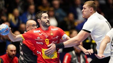 Handball - Men's 2020 EHF European Handball Championship - preliminary round Group C - Spain v Latvia - Trondheim Spektrum, Trondheim, Norway - January 9, 2020. Latvia's Dainis Kristopans and Spain's Raul Entrerrios Rodriguez in action. NTB Scanpix/Ole Ma