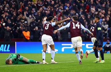 Soccer Football - Champions League - Aston Villa v Juventus - Villa Park, Birmingham, Britain - November 27, 2024 Aston Villa's Diego Carlos and Pau Torres celebrate as Juventus' Michele Di Gregorio reacts on the ground after Aston Villa's Morgan Rogers scores a goal that was later disallowed REUTERS/Hannah Mckay