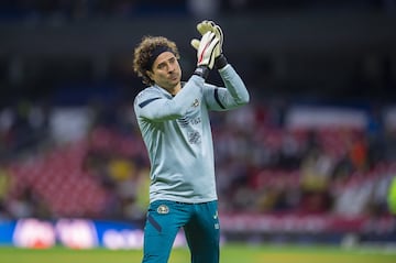 Guillermo Ochoa, arquero y líder americanista se prepara para defender su arco.