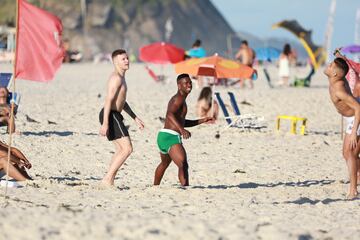 Vinicius disfruta de sus vacaciones en las playas de Río