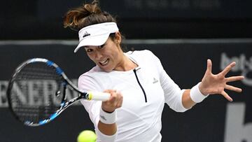 Garbine Muguruza devuelve una bola a Monica Niculescu durante su partido en el torneo de Linz.