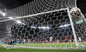 1-1. Karim Benzema marca de penalti el primer gol de la selección de Francia.