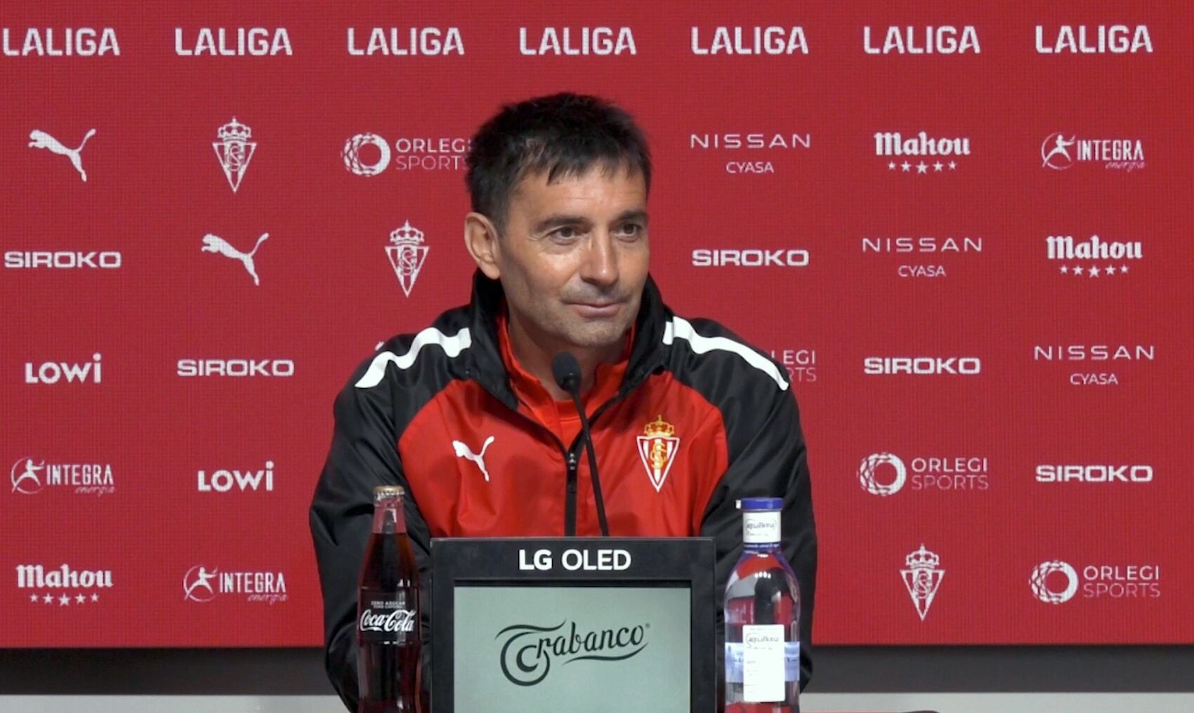 09-05-25. ASIER GARITANO, ENTRENADOR DEL SPORTING, EN LA RUEDA DE PRENSA EN MAREO.