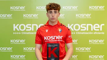 Víctor Muñoz posa con su trofeo Kosner.