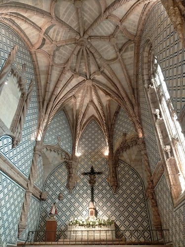Cualquier pequeña catedral está ricamente decorada en los colores tradicionales con azulejos.