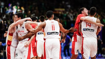 Berlin (Germany), 10/09/2022.- Players of Spain celebrate after winning the FIBA EuroBasket 2022 round of 16 match between Spain and Lithuania at EuroBasket Arena in Berlin, Germany, 10 September 2022. (Baloncesto, Alemania, Lituania, España) EFE/EPA/CLEMENS BILAN
