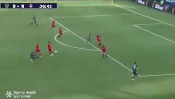 Cristian Pavón quiere ser el nuevo rey de Los Angeles y se saca este golazo de la manga