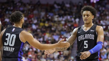 LAS VEGAS, NEVADA - JULY 09: Devin Cannady #30 and Paolo Banchero #5 of the Orlando Magic high-five after a play against the Sacramento Kings during the 2022 NBA Summer League at the Thomas & Mack Center on July 09, 2022 in Las Vegas, Nevada. NOTE TO USER: User expressly acknowledges and agrees that, by downloading and or using this photograph, User is consenting to the terms and conditions of the Getty Images License Agreement.   Ethan Miller/Getty Images/AFP
== FOR NEWSPAPERS, INTERNET, TELCOS & TELEVISION USE ONLY ==