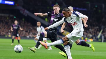 LONDON (United Kingdom), 09/12/2025.- Tottenham's Wilson Odobert (R) in action during the UEFA Champions League match between Tottenham Hotspur and Slavia Praha, in London, Britain, 09 December 2025. (Liga de Campeones, Reino Unido, Londres) EFE/EPA/NEIL HALL