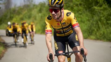 Roglic, en su último entrenamiento previo al Giro junto a sus compañeros del Jumbo.