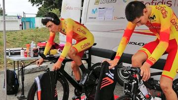 Juan Ayuso e Igor Arrieta calientan en el rodillo antes de la crono junior de los Europeos de Plouay.