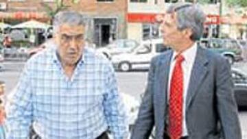 <b>CITA. </b>Lorenzo Sanz y Baldasano, ayer en el Bernabéu.