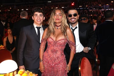 Marcello Hernández, Karol G y Rauw Alejandro 
durante la gala de los Premios Grammy 2026 celebrados en el Crypto.com Arena de Los Ángeles.