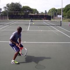 ¿Cómo es la extravagante derecha a dos manos en tenis?