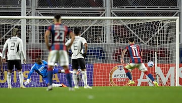 San Lorenzo's Paraguayan forward Adam Bareiro (R) scores a penalty kick during the Copa Sudamericana round of 32 knockout play-offs second leg football match between Argentina's San Lorenzo and Colombia's Independiente Medellin at the Pedro Bidegain stadium in Buenos Aires on July 19, 2023. (Photo by JUAN MABROMATA / AFP)